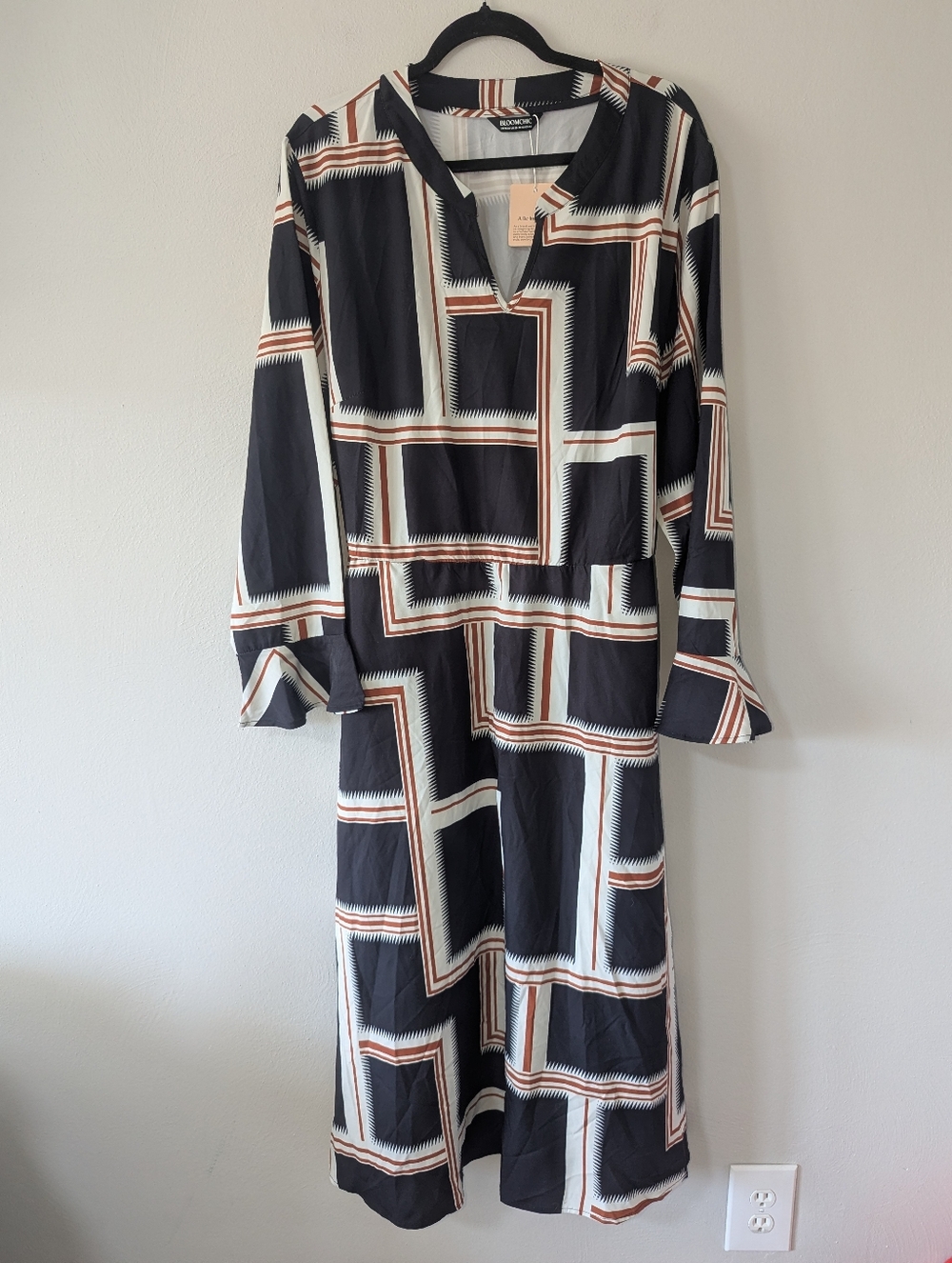 22/24 NWT Bloomchic Black Printed V-Neck Dress